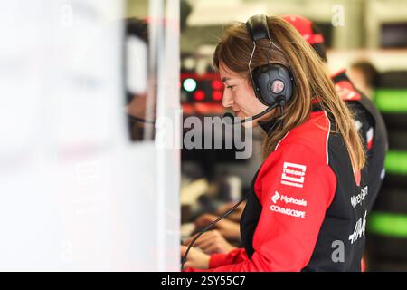 BAHRAIN, BAHRAIN - 27. FEBRUAR: Laura Muller aus Deutschland und MoneyGram Haas F1 Team während des zweiten F1-Tests auf dem Bahrain International Circuit am 27. Februar 2025 in Bahrain. (Foto: Qian Jun/Alamy Live News) Stockfoto