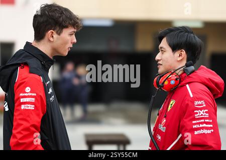 BAHRAIN, BAHRAIN - 27. FEBRUAR: Zhou Guanyu aus China und Scuderia Ferrari sprechen mit Oliver Bearman aus Großbritannien und dem MoneyGram Haas F1 Team im Fahrerlager während des zweiten F1-Tests auf dem Bahrain International Circuit am 27. Februar 2025 in Bahrain. (Foto: Qian Jun/Alamy Live News) Stockfoto