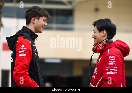 BAHRAIN, BAHRAIN - 27. FEBRUAR: Zhou Guanyu aus China und Scuderia Ferrari sprechen mit Oliver Bearman aus Großbritannien und dem MoneyGram Haas F1 Team im Fahrerlager während des zweiten F1-Tests auf dem Bahrain International Circuit am 27. Februar 2025 in Bahrain. (Foto: Qian Jun/Alamy Live News) Stockfoto
