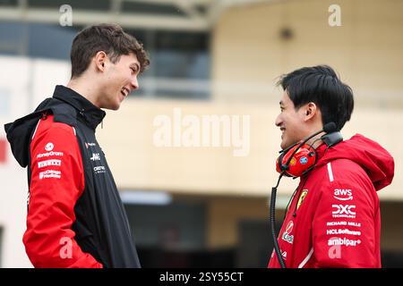 BAHRAIN, BAHRAIN - 27. FEBRUAR: Zhou Guanyu aus China und Scuderia Ferrari sprechen mit Oliver Bearman aus Großbritannien und dem MoneyGram Haas F1 Team im Fahrerlager während des zweiten F1-Tests auf dem Bahrain International Circuit am 27. Februar 2025 in Bahrain. (Foto: Qian Jun/Alamy Live News) Stockfoto