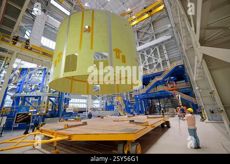 Techniker der Michoud Assembly Facility der NASA verlegen am 18. Dezember 2024 den Triebwerksteil der NASA Space Launch System Rakete für Artemis V in NA Stockfoto