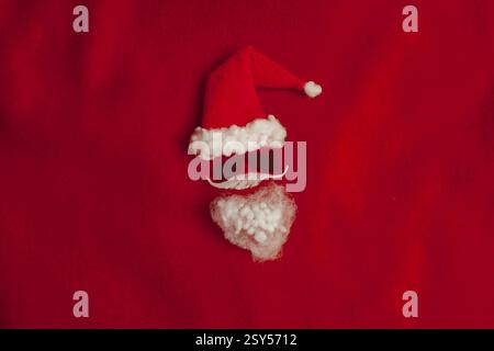Weihnachtsmann in schwarzer Brille auf rotem Hintergrund Stockfoto