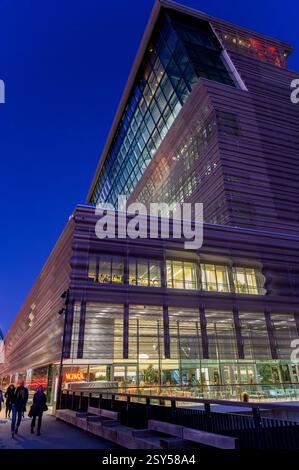 Außenansicht des Munch Museums (Munchmuseet / Munch) in der Abenddämmerung im Winter mit tiefblauem Himmel und beleuchteten Fenstern im Zentrum von Oslo, Norwegen. Stockfoto