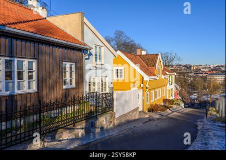 Telthusbakken ist eine hügelige Straße mit gut erhaltenen und bewohnten Holzhäusern aus den späten 1700er und 1800er Jahren im Zentrum von Oslo, Norwegen. Stockfoto
