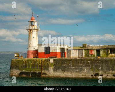 Newlyn, Cornwall - Newlyn in Cornwall beherbergt den größten Fischerhafen Englands. Newlyn ist ein beliebtes Urlaubsziel am Ufer des Mount Stockfoto