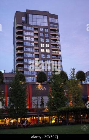 Luxuriöses Apartmentgebäude, Restaurants und Terrassen mitten in der Stadt Iasi, im Palastgarten, nachts Stockfoto