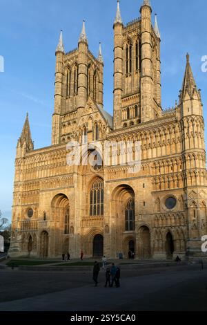 Westfassade der Kathedrale im Abendlicht, Lincoln, Lincolnshire, England, Großbritannien Stockfoto
