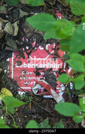 Überwachsenes Schild mit der Aufschrift Lebensgefahr, Durchfahrt streng verboten, Deutschland Stockfoto