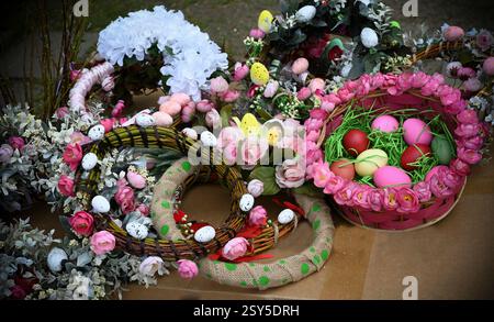 Dekorative Ostergirlanden mit Blumen und bemalten Eiern Stockfoto