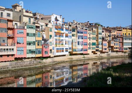 Girona, Spanien - 29.07.2024: Bunte Häuser am Fluss Onyar, der durch die Stadt fließt Stockfoto