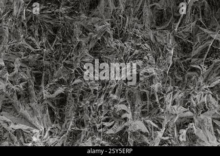 Abstraktes strukturiertes Muster, das an zerknittertes Papier in einfarbigen Tönen erinnert Stockfoto