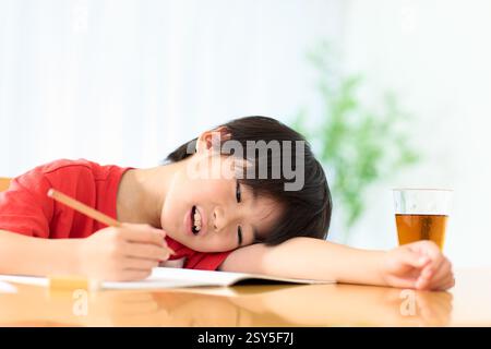Ein Junge, der auf Einem Tisch schläft Stockfoto