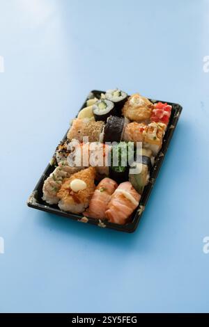Essen zum Mitnehmen. Set Sushi in Kunststoffbehälter. Stockfoto