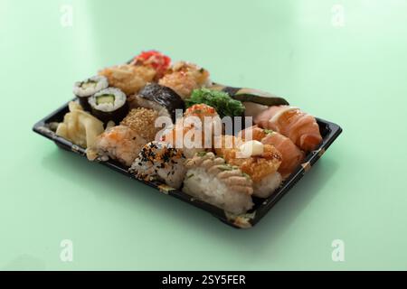 Essen zum Mitnehmen. Set Sushi in Kunststoffbehälter. Stockfoto