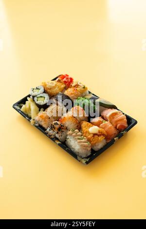 Essen zum Mitnehmen. Set Sushi in Kunststoffbehälter. Stockfoto