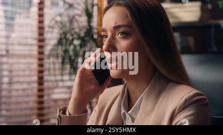 Ernsthaft nachdenklich zweifelhafte kaukasische Geschäftsfrau weibliches Mädchen Dame Geschäftsfrau Geschäftsmann Boss spricht Handy-Anruf Gesten unsicher unzufrieden Stockfoto