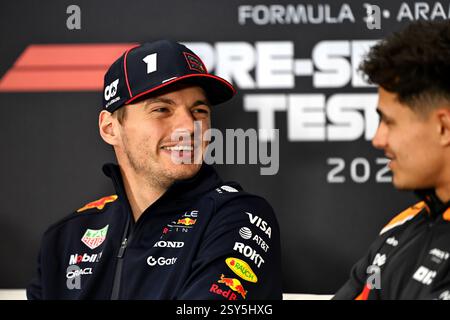 Sakhir, Bahrain. Februar 2025. (L bis R): Max Verstappen (NLD) Red Bull Racing und Lando Norris (GBR) McLaren auf der FIA-Pressekonferenz. 27.02.2025. Formel-1-Test, Sakhir, Bahrain, Tag Zwei. Quelle: James Moy/Alamy Live News Stockfoto