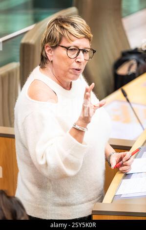 Ministerin Caroline Gennez Vooruit auf der Plenarsitzung des flämischen parlaments in Brüssel, Belgien, 26. Februar 2025 Stockfoto