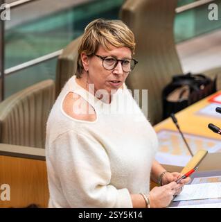 Ministerin Caroline Gennez Vooruit auf der Plenarsitzung des flämischen parlaments in Brüssel, Belgien, 26. Februar 2025 Stockfoto
