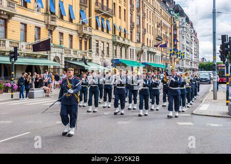 Eine Militärkapelle der Heimwache, die in Stockholm, Schweden, zum Königspalast aufmarschiert, um die Wachablösung zu feiern. Stockfoto