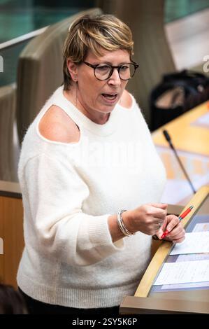 Ministerin Caroline Gennez Vooruit auf der Plenarsitzung des flämischen parlaments in Brüssel, Belgien, 26. Februar 2025 Stockfoto