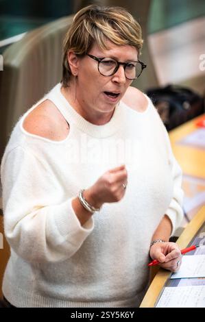 Ministerin Caroline Gennez Vooruit auf der Plenarsitzung des flämischen parlaments in Brüssel, Belgien, 26. Februar 2025 Stockfoto