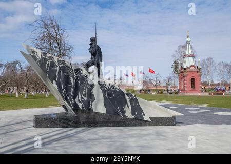 KRONSTADT, RUSSLAND - 01. MAI 2022: Denkmal für die Baltischen Seeleute (zum 100. Jahrestag des Kronstädter Aufstandes) am sonnigen Maitag ​​a. Admiralität Stockfoto
