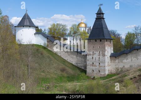 Zwei Türme und die Kathedrale von St. Michael Erzengel des alten Pskowo-Petscherski-Klosters Heiligen Himmelfahrt an einem sonnigen Maitag. Pechory, Pskov reg Stockfoto