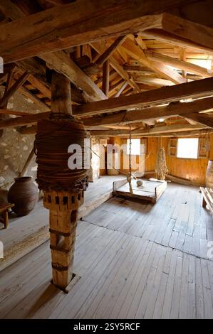 Mittelalterliches Meteora-Kloster St. Varlaam ( Μονή Βαρλαάμ) auf einer Felssäule im Meteora-Gebirge, Thessalien, Griechenland Stockfoto
