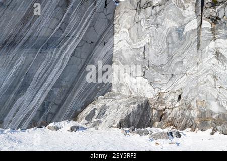Felsabschnitte mit Marmorstruktur aus nächster Nähe an einem sonnigen Wintertag. Der italienische Steinbruch im Ruskeala Mountain Park. Karelien, Russland Stockfoto
