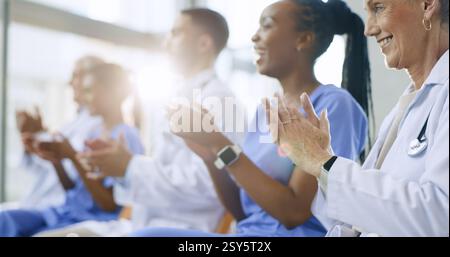 Ärzte, glücklich und Applaus für Feiern in Konferenz mit Gesundheit, Präsentation oder medizinischen Ergebnissen in Krankenhaus-Meeting oder Workshop. Klatschen Stockfoto