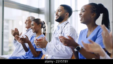 Ärzte, glücklich und Applaus für Feiern mit Erfolg, Präsentation oder medizinische Ergebnisse in Krankenhaus-Meeting oder Workshop. Klatschen, Teamarbeit oder Gruppe Stockfoto