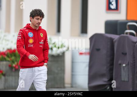 BAHRAIN, BAHRAIN - 27. FEBRUAR: Charles Leclerc aus Monaco und Scuderia Ferrari im Fahrerlager während des zweiten F1-Testtages auf dem Bahrain International Circuit am 27. Februar 2025 in Bahrain. (Foto: Qian Jun/Alamy Live News) Stockfoto