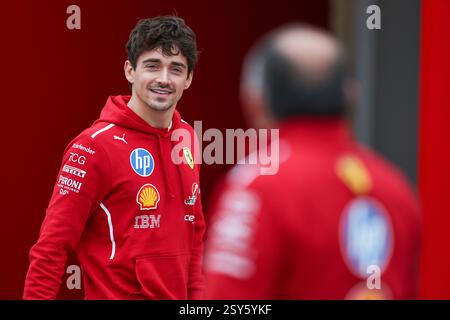 BAHRAIN, BAHRAIN - 27. FEBRUAR: Charles Leclerc aus Monaco und Scuderia Ferrari im Fahrerlager während des zweiten F1-Testtages auf dem Bahrain International Circuit am 27. Februar 2025 in Bahrain. (Foto: Qian Jun/Alamy Live News) Stockfoto