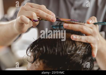 Erleben Sie, wie die professionelle Haarschneidtechnik fachmännisch in Aktion demonstriert wird Stockfoto