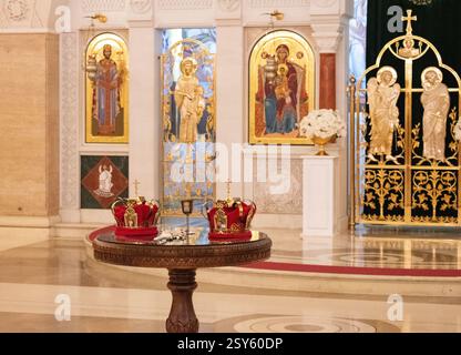 Zwei goldene Hochzeitskronen in der orthodoxen Kirche während der Hochzeitszeremonie Stockfoto