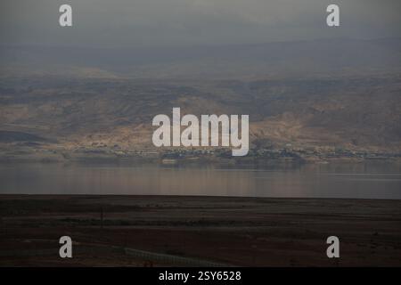 Shuna & Hotels in Jordanien, dem Nordosten des Toten Meeres, spielt an einem bewölkten, regnerischen Tag über dem MTS Licht. Von Moab, dem Wasser des Sees. Stockfoto