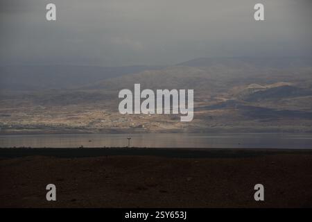 Shuna & Hotels in Jordanien, dem Nordosten des Toten Meeres, spielt an einem bewölkten, regnerischen Tag über dem MTS Licht. Von Moab, dem Wasser des Sees. Stockfoto