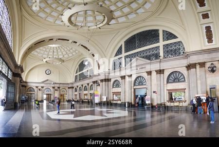 Barcelona, Spanien - 16. Februar 2025: Eingangshalle am Bahnhof Estacion de Francia, Barcelona Stockfoto