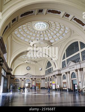 Barcelona, Spanien - 16. Februar 2025: Eingangshalle am Bahnhof Estacion de Francia, Barcelona Stockfoto