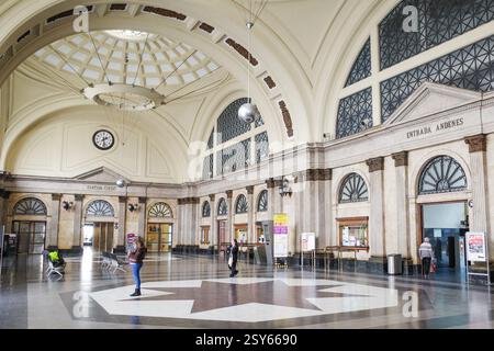 Barcelona, Spanien - 16. Februar 2025: Eingangshalle am Bahnhof Estacion de Francia, Barcelona Stockfoto