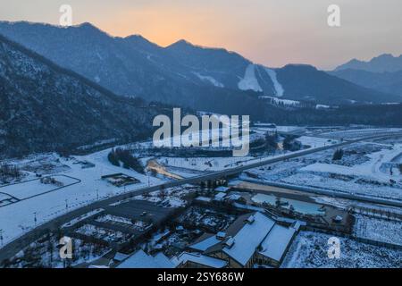 Peking, China. Dezember 2024. Eine Drohnenaufnahme vom 10. Dezember 2024 zeigt ein Thermalhotel und ein Skigebiet in Benxi, nordöstlich der Provinz Liaoning. Quelle: Pan Yulong/Xinhua/Alamy Live News Stockfoto