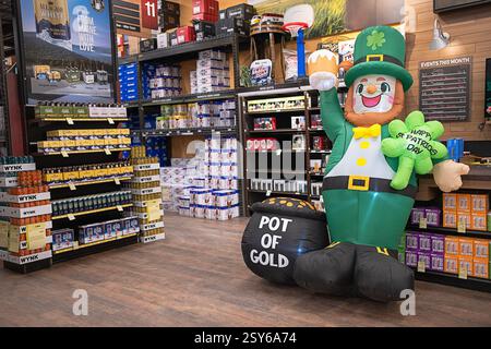Ein Saint Patrick's Day-Promo in Total Wine, einem riesigen und günstigen Spirituosenmarkt in Norwalk, Connecticut. Stockfoto