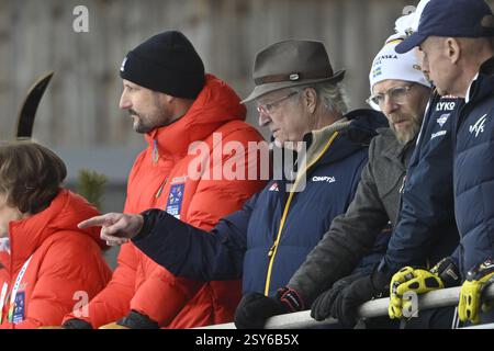 Trondheim, Norwegen. Februar 2025. TRONDHEIM, NORWEGEN 20250227 Schwedens König Carl Gustaf zusammen mit Norwegens Kronprinz Haakon und Schwedens Sportminister Jakob Forssmed (KD) auf den Tribünen während der Sprintwettbewerbe bei der FIS Nordischen Ski-Weltmeisterschaft 2025 in Trondheim. Foto: Fredrik Sandberg/TT/Code 10080 Credit: TT News Agency/Alamy Live News Stockfoto