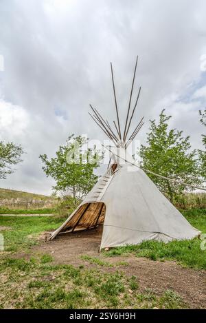 Tipi ist im Gras. Das Tipi ist weiß Stockfoto