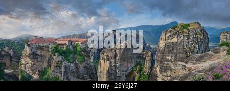 Mittelalterliches Meteora-Kloster St. Varlaam ( Μονή Βαρλαάμ) auf einer Felssäule im Meteora-Gebirge, Thessalien, Griechenland Stockfoto