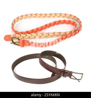 Satz eleganter Ledergürtel isoliert auf weißem Hintergrund. Collage. Stockfoto