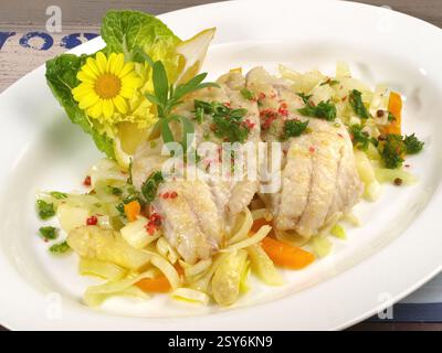 Gekochte Dorade Filet auf weißem Spargel Stockfoto