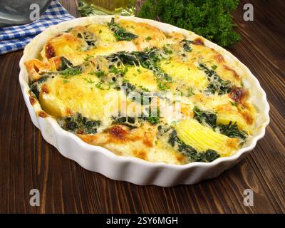 Lachs - Fisch Gratin mit Spinat Stockfoto