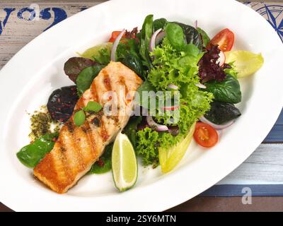 Gegrillter Lachs - Fischfilet mit Salat Stockfoto
